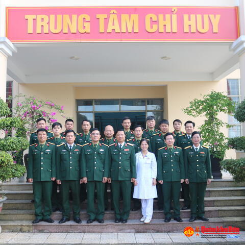 Trung tướng Hà Thọ Bình, Tư lệnh Quân khu chúc mừng ngày Thầy thuốc Việt Nam tại tỉnh Thừa Thiên Huế.