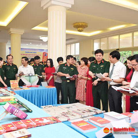 Cục Chính trị Quân khu 4 và Đại học Vinh: Hưởng ứng Ngày Sách và Văn hóa Đọc Việt Nam lần thứ Ba năm 2024