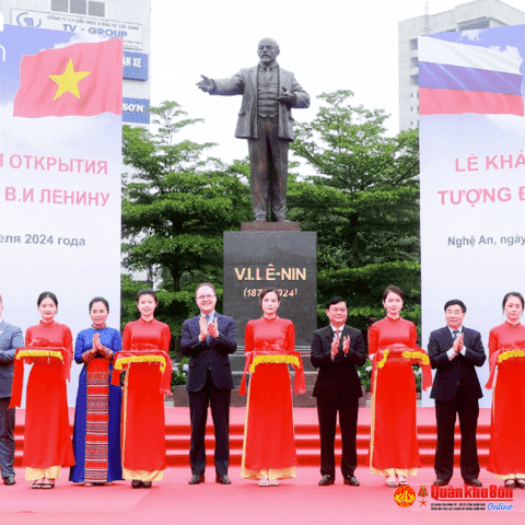 Lễ tiếp nhận và khánh thành tượng V.I.Lê-nin tại thành phố Vinh, Nghệ An