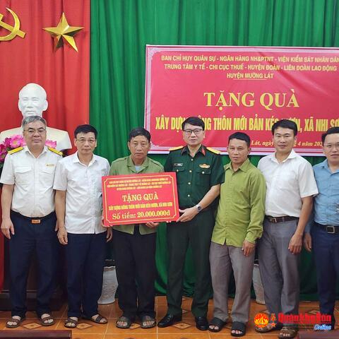 Huyện Mường Lát (Thanh Hóa) trao hỗ trợ kinh phí xây dựng nông thôn mới
