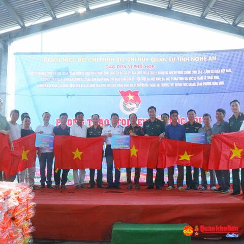 Bộ Chỉ huy Quân sự tỉnh Nghệ An: Phối hợp trao 1.800 lá cờ Tổ quốc tặng ngư dân