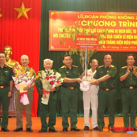 Lữ đoàn Phòng không 283 nói chuyện truyền thống và tặng quà Chiến sĩ Điện Biên