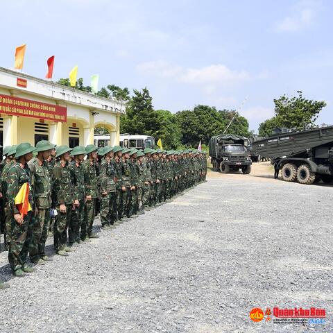 Sẵn sàng bắc cầu phao tại khu vực cầu Phong Châu