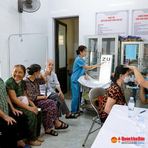 Lữ đoàn Phòng không 283:  Phối hợp khám, cấp thuốc chữa bệnh miễn phí cho Nhân dân