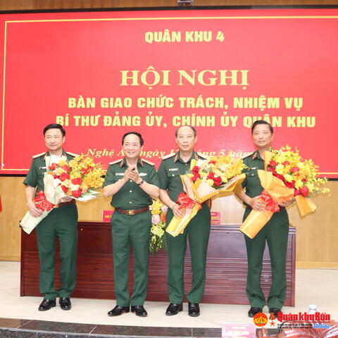 Bàn giao chức trách, nhiệm vụ Bí thư Đảng ủy, Chính ủy Quân khu 4