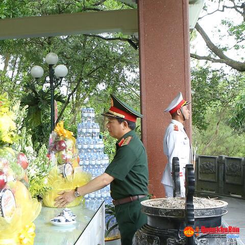 Đoàn công tác Quân ủy Trung ương dâng hương tưởng niệm Chủ tịch Hồ Chí Minh tại Khu di tích Kim Liên