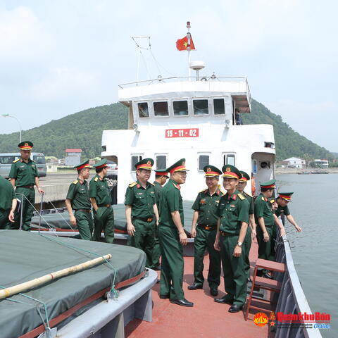 Kiểm tra công tác đăng kiểm tàu, xe quân sự tại Quân khu 4