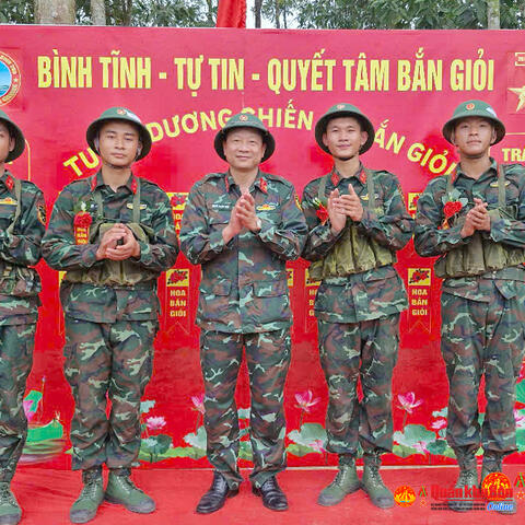 Chiến sĩ mới Trung đoàn 266, Sư đoàn 341 (Quân khu 4) hoàn thành tốt nội dung kiểm tra “3 tiếng nổ”