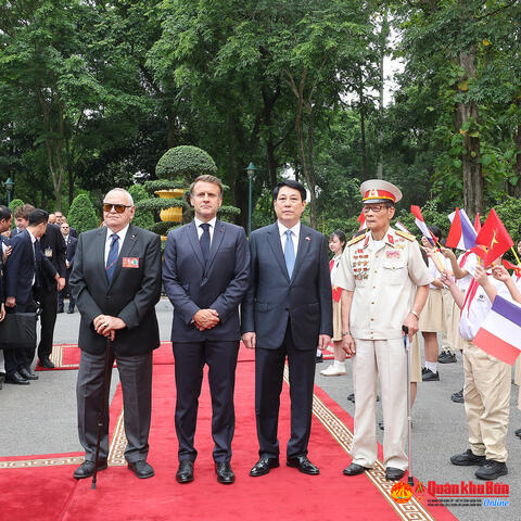 Hai cựu binh Việt - Pháp đặc biệt trong lễ đón Tổng thống Macron ở Phủ Chủ tịch