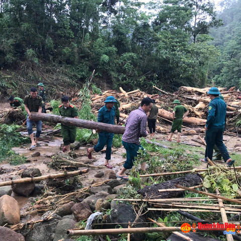 Lực lượng vũ trang huyện Quế Phong giúp Nhân dân khắc phục hậu quả lũ quét