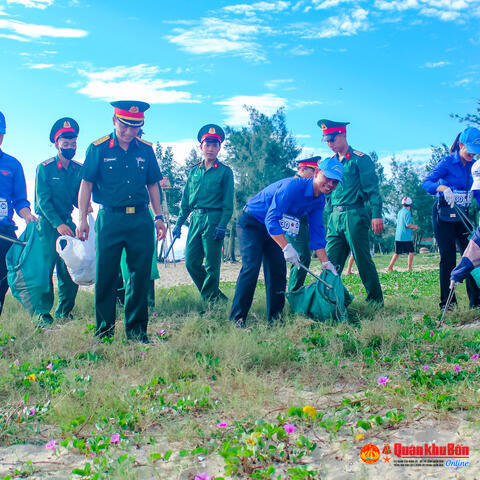 Tuổi trẻ Quân đội và thành phố Huế lan tỏa tinh thần tình nguyện, bảo vệ môi trường và chủ quyền biển đảo