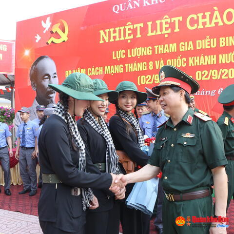 Quân khu 4 đón, tặng quà lực lượng Quân khu 7 tham gia diễu binh, diễu hành kỷ niệm 80 năm Quốc khánh