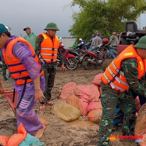 Lực lượng vũ trang thành phố Huế: Kịp thời giúp dân trong mưa lớn, sạt lở
