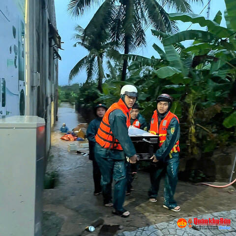 Lực lượng vũ trang Quảng Trị phát huy lực lượng tại chỗ giúp dân khắc phục hậu quả mưa lũ