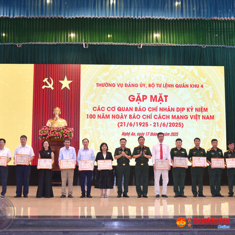 Thường vụ Đảng ủy, Bộ Tư lệnh Quân khu 4 gặp mặt các cơ quan báo chí
