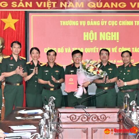 Cục Chính trị Quân khu 4: Công bố và trao quyết định về công tác cán bộ