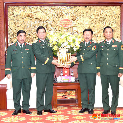 Thủ trưởng Bộ Quốc phòng chúc mừng Thủ trưởng Bộ Tư lệnh Quân khu 4