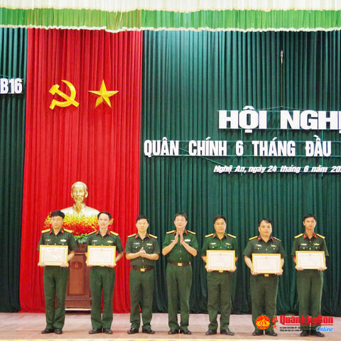 Phòng Chính trị Lữ đoàn 16 (Quân khu 4) đón nhận Bằng khen của Bộ trưởng Bộ Quốc phòng