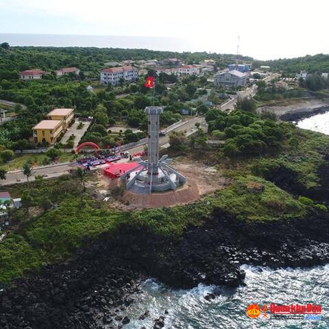 Đảo Cồn Cỏ rực rỡ cờ, băng rôn trước ngày trở thành đặc khu