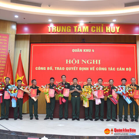 Quân khu 4: Trao quyết định nâng lương, thăng quân hàm đại tá năm 2025
