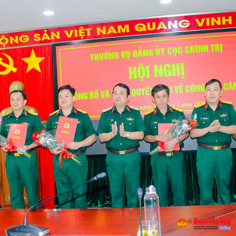 Cục Chính trị Quân khu 4 trao Quyết định về công tác cán bộ