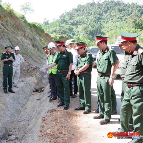 Trung tướng Hà Thọ Bình, Tư lệnh Quân khu kiểm tra tiến độ thi công dự án đường Nam Đông - A Lưới