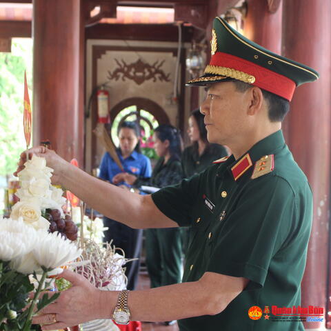 Trung tướng Phạm Trường Sơn dâng hoa, dâng hương tại khu di tích lịch sử Quốc gia Truông Bồn