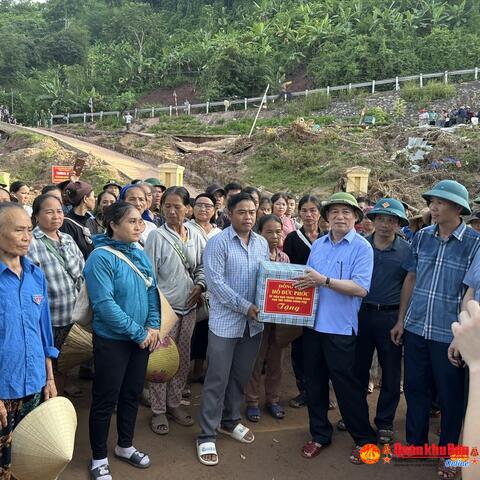 Phó Thủ tướng Hồ Đức Phớc kiểm tra, động viên nhân dân vùng lũ miền Tây Nghệ An