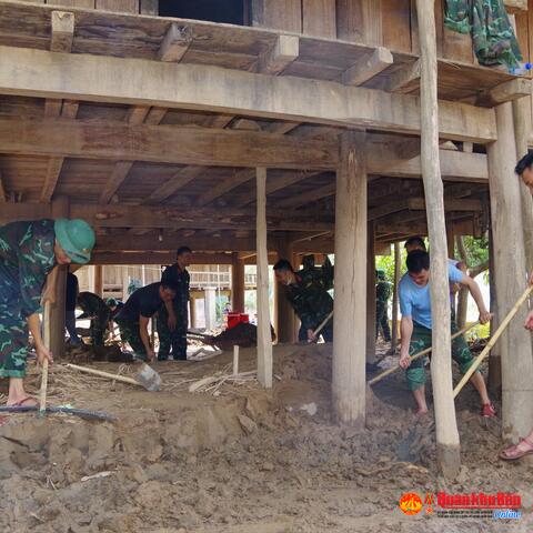 Lực lượng vũ trang Nghệ An tiếp tục giúp Nhân dân khắc phục hậu quả mưa lũ