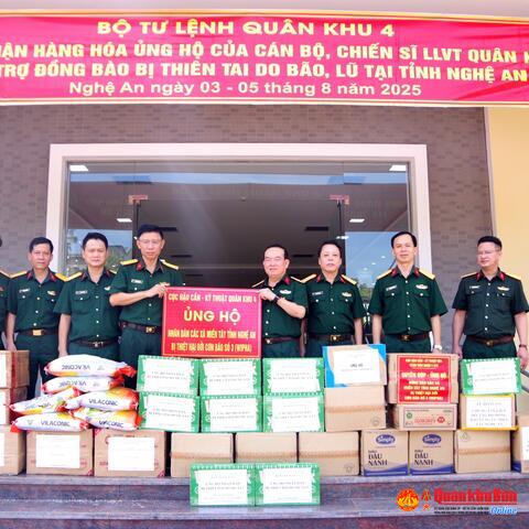 Cục Hậu cần - Kỹ thuật Quân khu 4 quyên góp, hỗ trợ gần 400 triệu đồng giúp Nhân dân vùng lũ