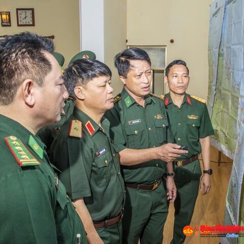 Thiếu tướng Hoàng Duy Chiến, Phó Tư lệnh Quân khu kiểm tra kết quả thực hiện nhiệm vụ công tác biên phòng