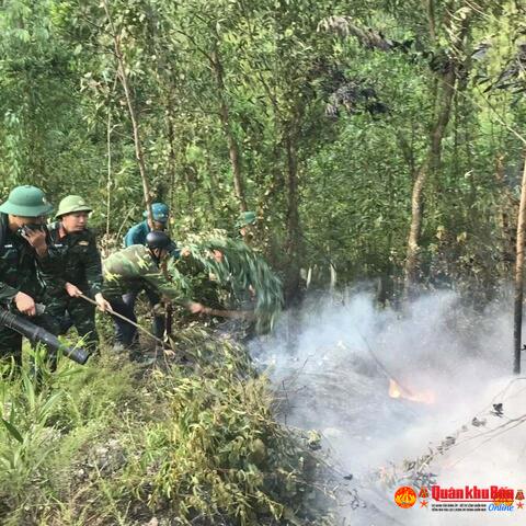 Lực lượng vũ trang tỉnh Nghệ An tham gia chữa cháy rừng