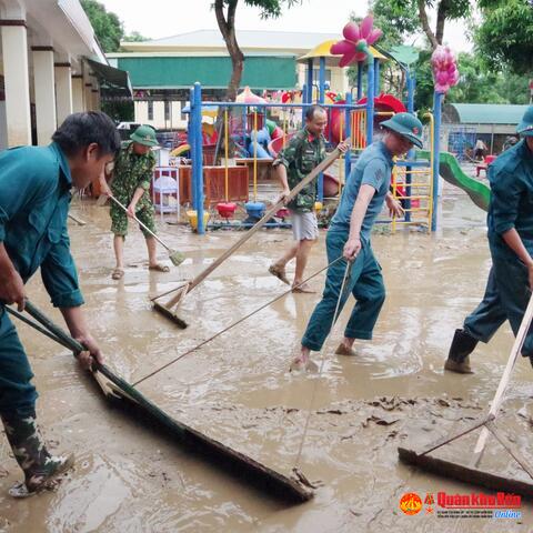 Lực lượng vũ trang Nghệ An tích cực giúp Nhân dân khắc phục hậu quả bão số 5