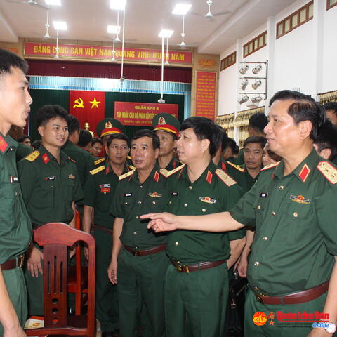 Trung tướng Hà Thọ Bình trò chuyện, động viên cán bộ phân đội mới ra trường năm 2025 về công tác tại Quân khu 4