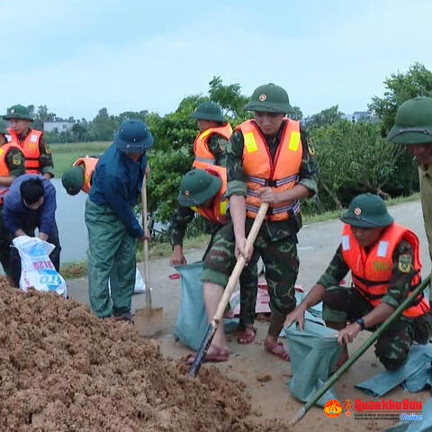 Huy động lực lượng khắc phục sạt lở chân đê Nam sông Mã