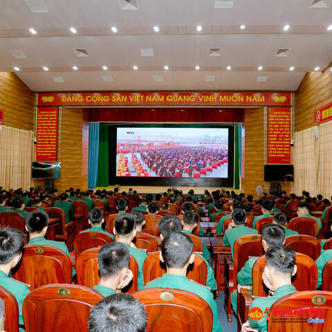 Quân khu 4 tổ chức cho bộ đội theo dõi Lễ diễu binh, diễu hành kỷ niệm 80 năm Cách mạng Tháng Tám và Quốc khánh 2/9