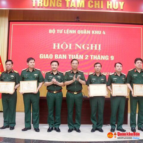 Đón nhận Bằng khen của Bộ Quốc phòng