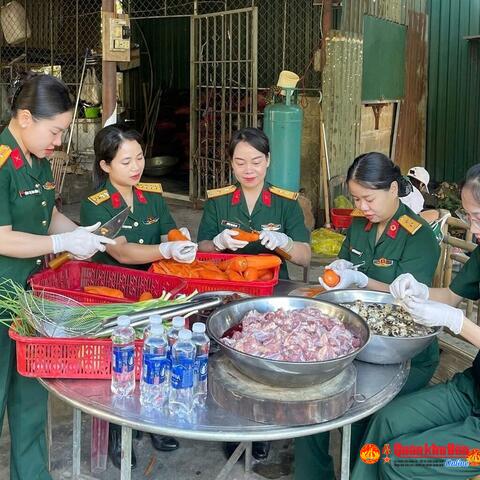 Hội Phụ nữ cơ sở Ban Chỉ huy Phòng thủ khu vực 4 - Triệu Phong tổ chức chương trình “Nồi cháo thiện tâm”