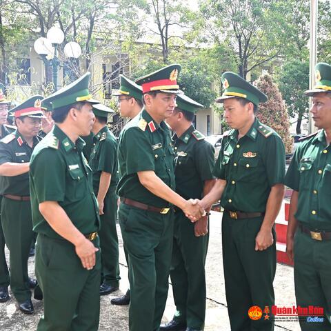 Trung tướng Hà Thọ Bình, Tư lệnh Quân khu  4 thăm, làm việc tại Đồn Biên phòng Ra Mai.