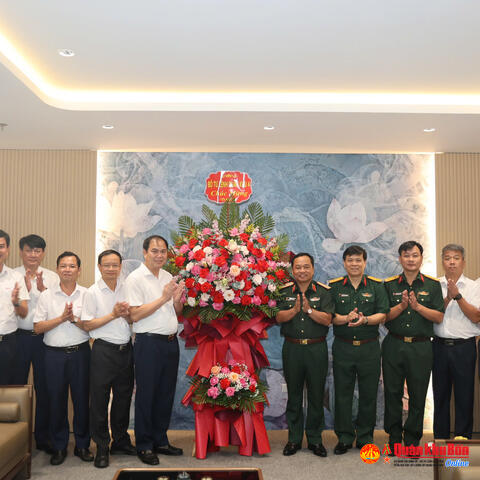 Bộ Tư lệnh Quân khu 4 chúc mừng Ngày Doanh nhân Việt Nam.