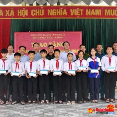 Ban Chỉ huy Phòng thủ khu vực 1 - Vạn An, Bộ Chỉ huy Quân sự Nghệ An trao quà tặng học sinh có hoàn cảnh khó khăn