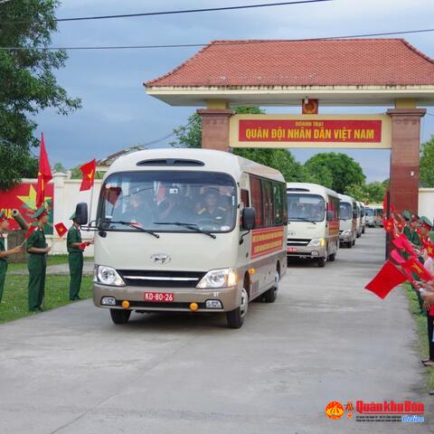 Lực lượng diễu binh, diễu hành Quân khu 4 lên đường ra Hà Nội luyện tập