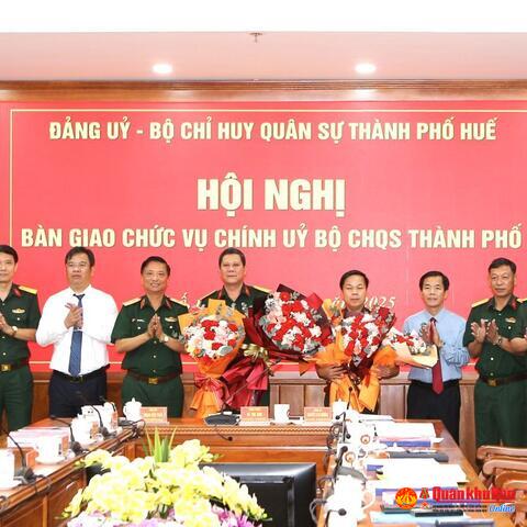 Bàn giao chức vụ Chính ủy Bộ Chỉ huy Quân sự thành phố Huế