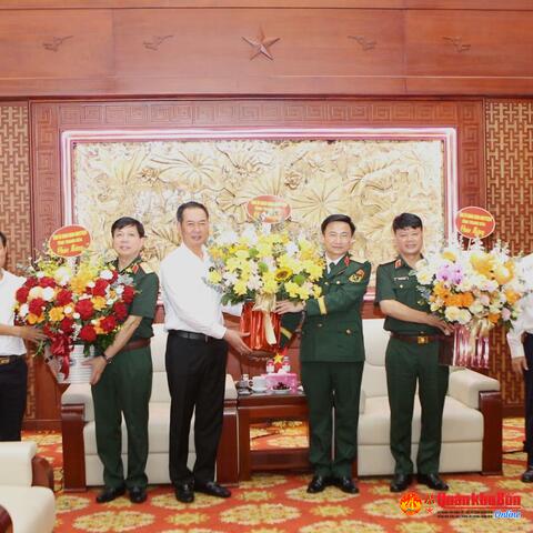 Đoàn công tác tỉnh Thanh Hóa chúc mừng các đồng chí Thủ trưởng Bộ Tư lệnh Quân khu 4 vừa được bổ nhiệm chức vụ mới