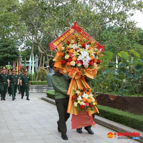 Thường vụ Đảng ủy, Bộ Tư lệnh Quân khu 4: Dâng hương tưởng niệm Chủ tịch Hồ Chí Minh và tri ân người có công nhân kỷ niệm 78 năm Ngày Thương binh - Liệt sĩ