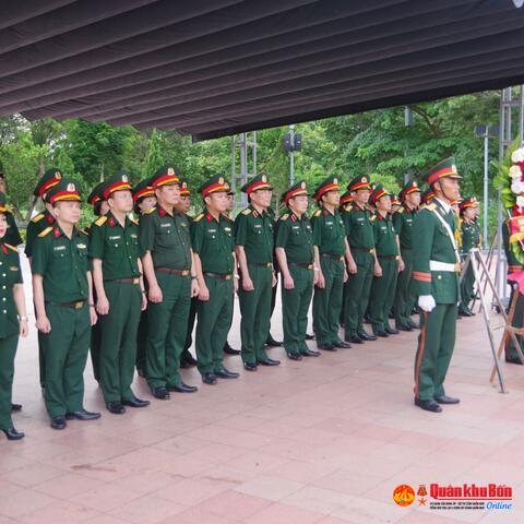 Đoàn công tác Văn phòng Quân ủy Trung ương - Văn phòng Bộ Quốc phòng tri ân tại Quảng Trị