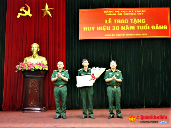 Đảng bộ Xưởng 467: Tổ chức Lễ trao tặng Huy hiệu 30 năm tuổi đảng