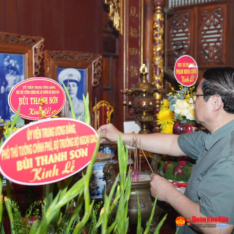 Thủ tướng Phạm Minh Chính dâng hương tại Bảo tàng Đại tướng Nguyễn Chí Thanh