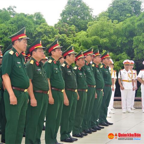 Bộ Tư lệnh Quân khu 4: Dâng hương, dâng hoa tại Nghĩa trang liệt sĩ thành phố Vinh