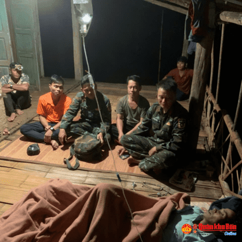Bước chân thầm lặng trong đêm mưa